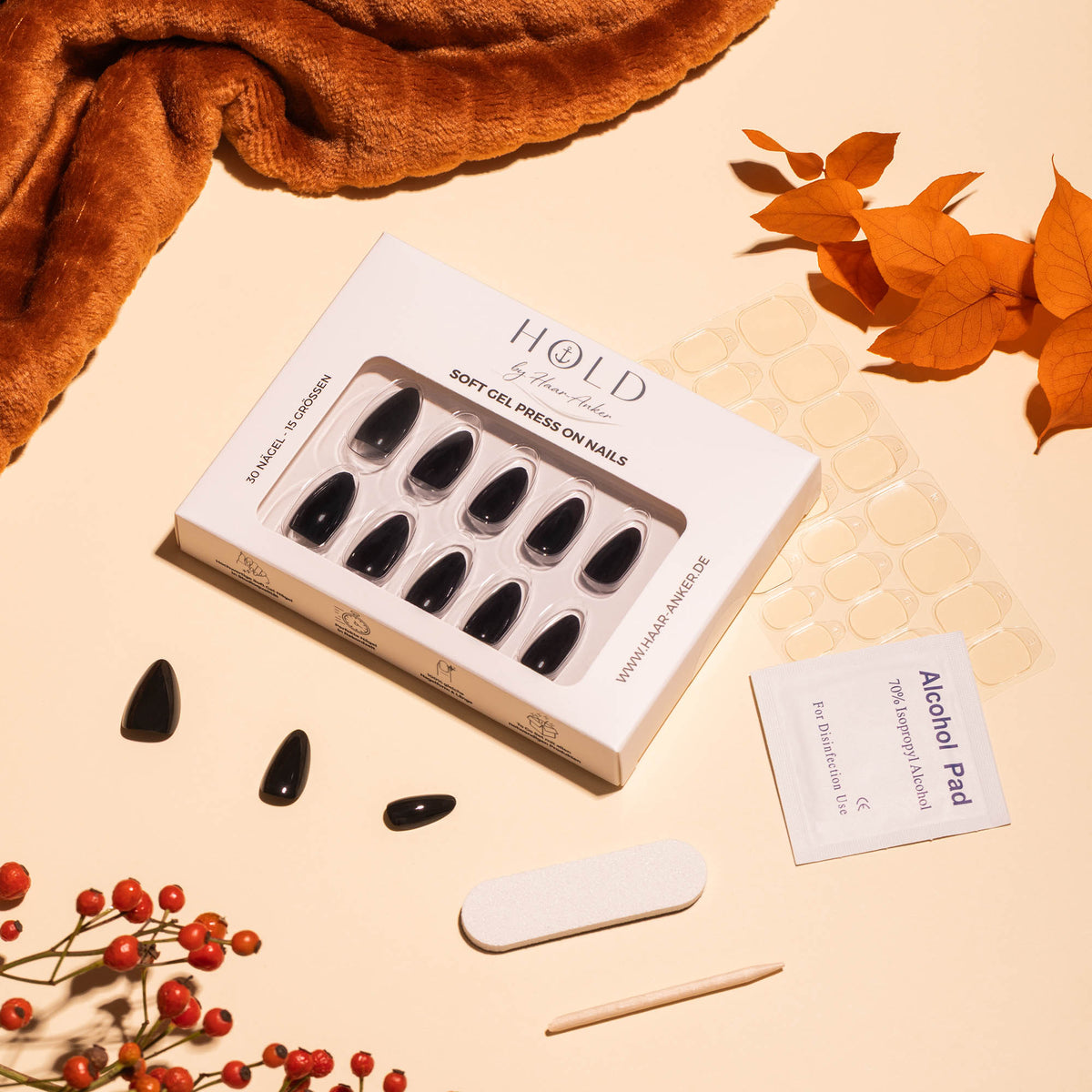 Soft Gel Press-On Nails „Black Coffee“ in dunklem Kaffeebraun, kurz und mandelförmig, in Verpackung mit Zubehör.