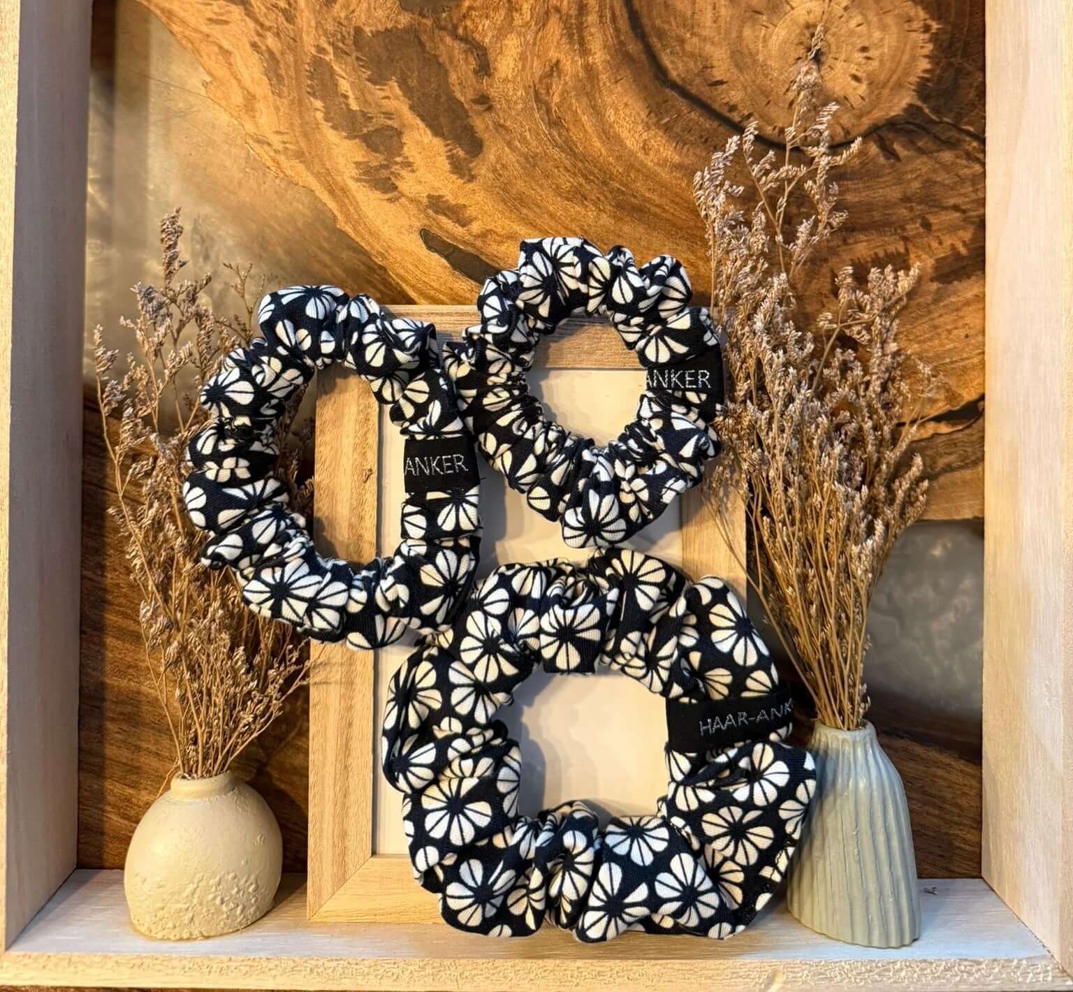 Black Flower | Scrunchie | HAAR-ANKER