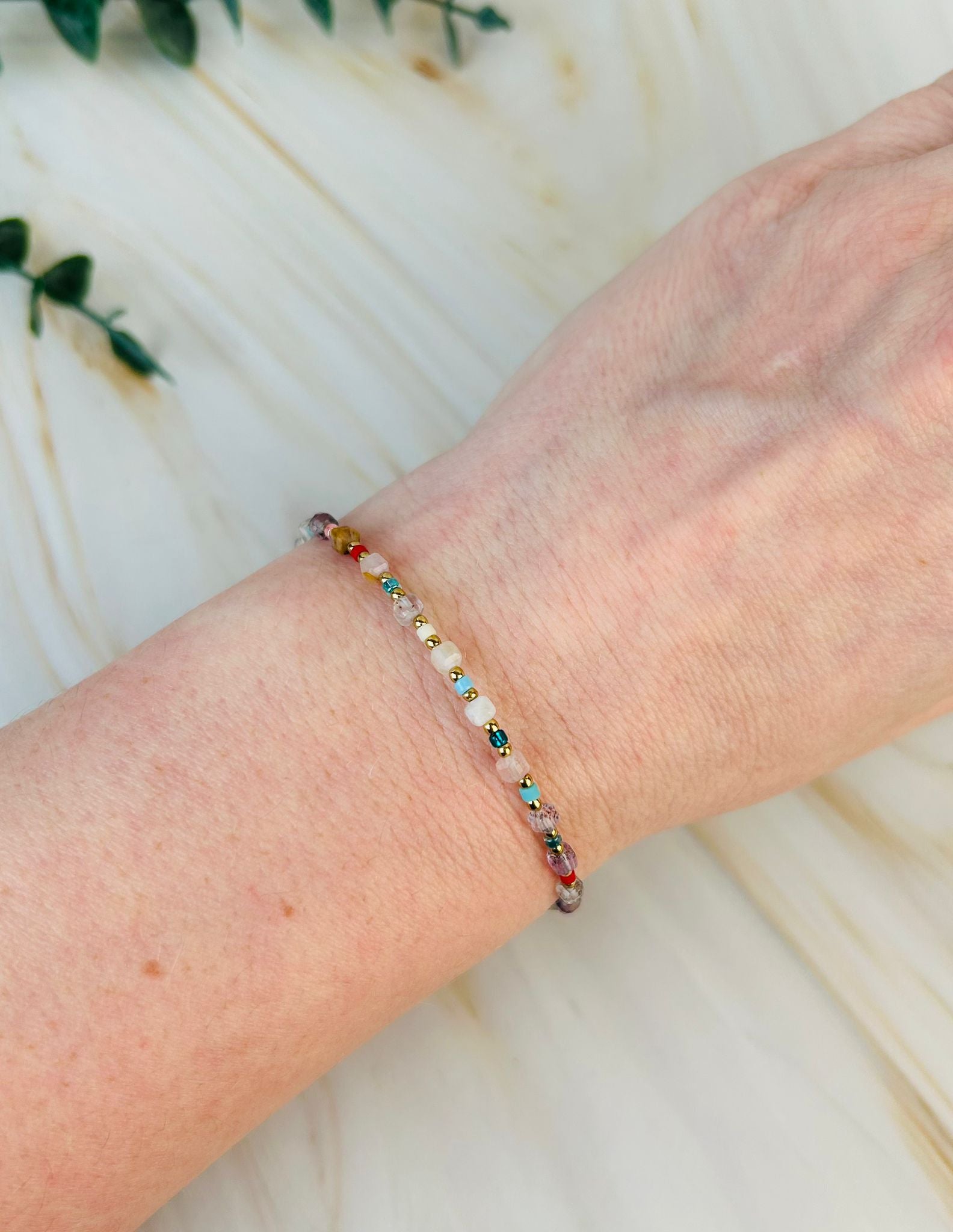 Bunte Steinchen mit goldenen Perlen | Armband