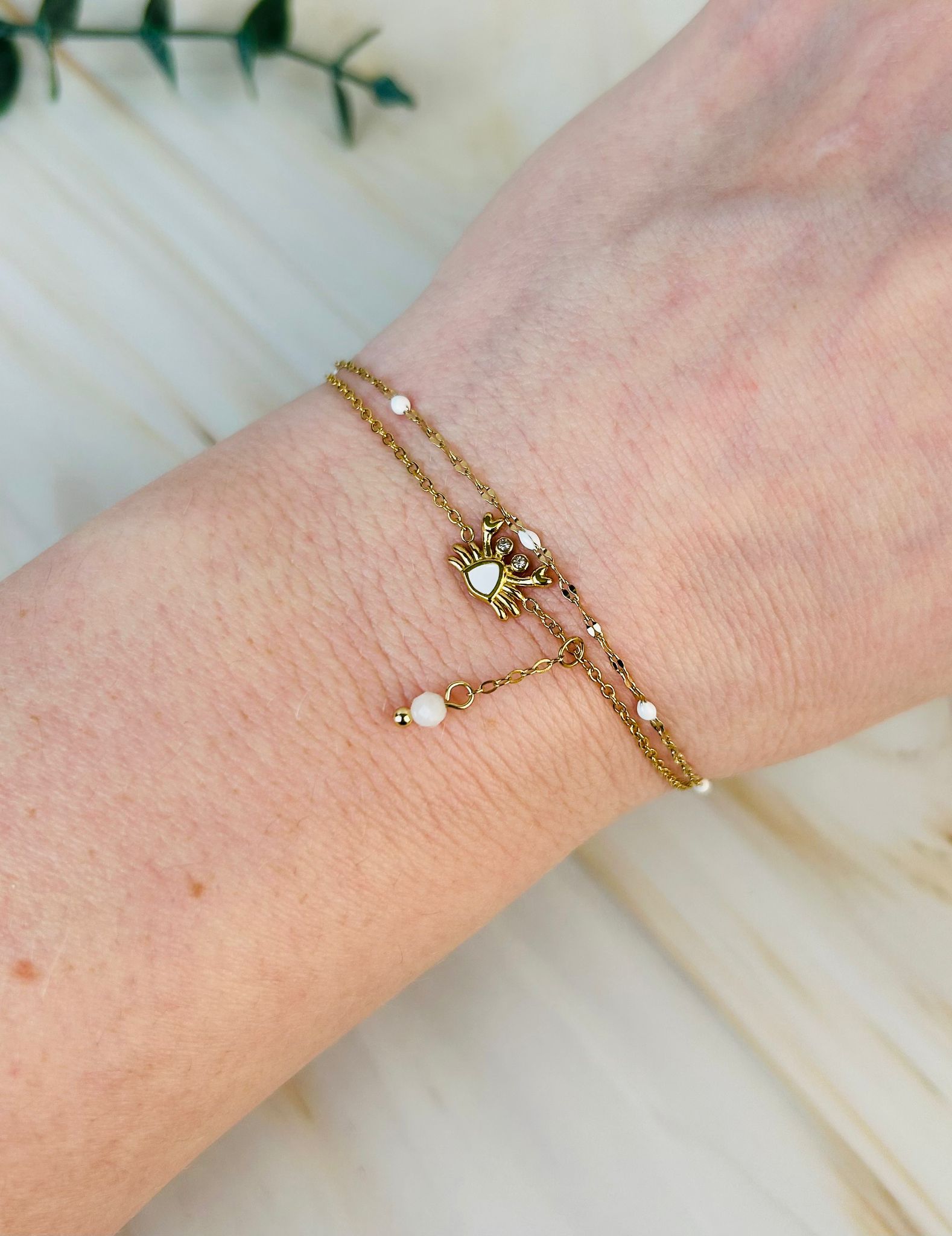 Goldene Krabbe mit weißen Steinen | Armband