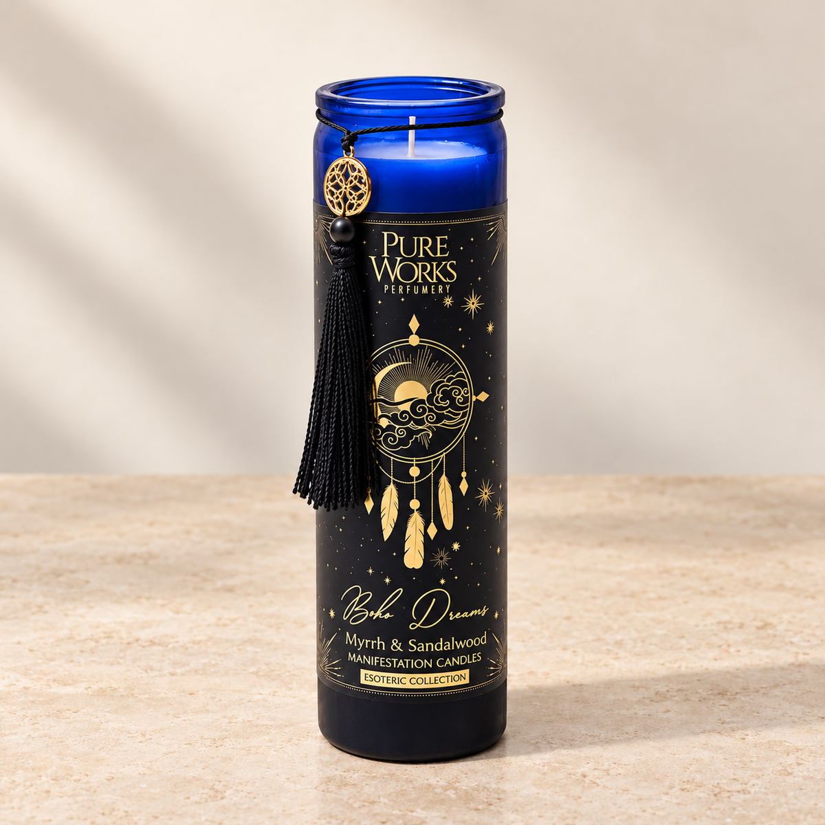 Boho Dreams Manifestationskerze 300 g im blauen Glas auf heller Steinfläche