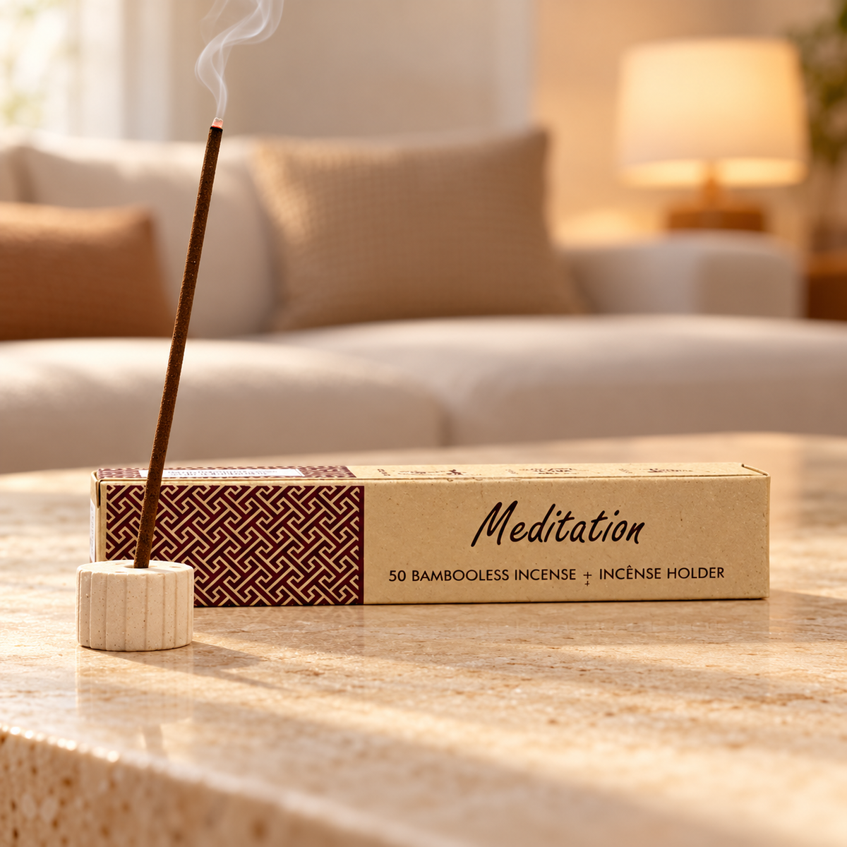 Kräuter-Räucherstäbchen Meditation mit Keramikhalter und dezenter Rauchfahne im gemütlichen Wohnzimmer-Setting