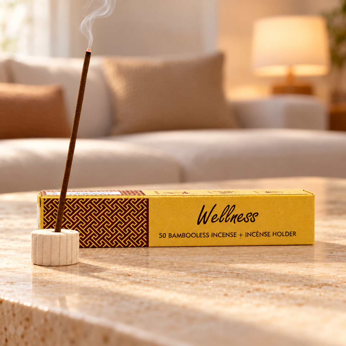 Kräuter-Räucherstäbchen Wellness mit Keramikhalter und dezenter Rauchfahne im gemütlichen Wohnzimmer-Setting