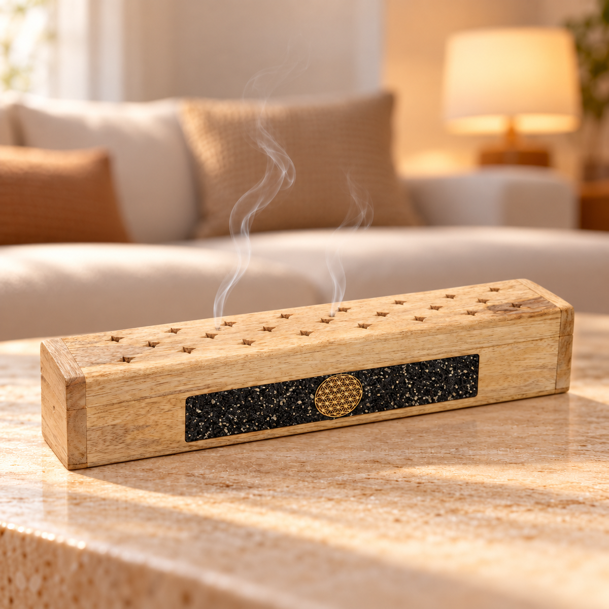 Räucherbox aus Mangoholz mit schwarzem Turmalin und Blume des Lebens, feiner Rauch im gemütlichen Wohnzimmer