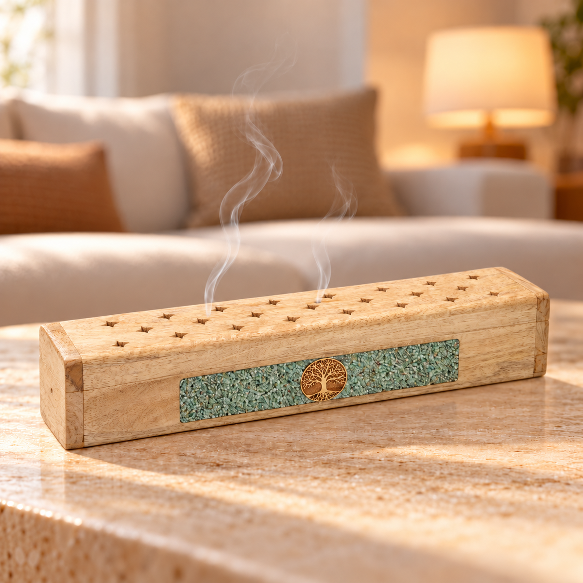 Lebensbaum-Räucherbox mit Amazonit auf einem hellen Couchtisch mit feinem Rauch, im gemütlichen Wohnzimmer