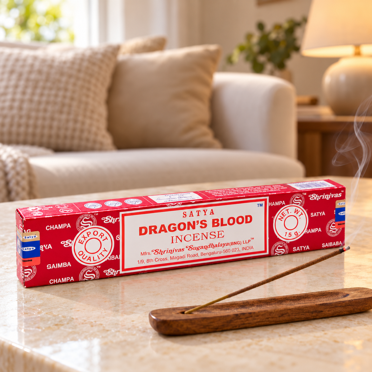 Räucherstäbchen Dragon’s Blood, Einzelpackung 15 g mit rauchendem Stäbchen im Halter, gemütliches Wohnzimmer