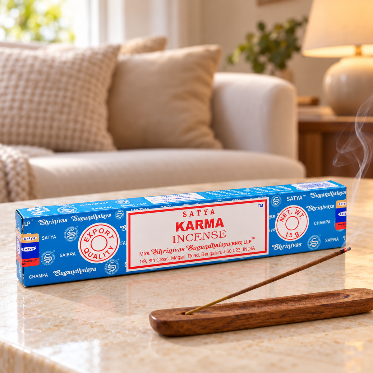 Räucherstäbchen Karma, Einzelpackung 15 g mit rauchendem Stäbchen im Halter, gemütliches Wohnzimmer