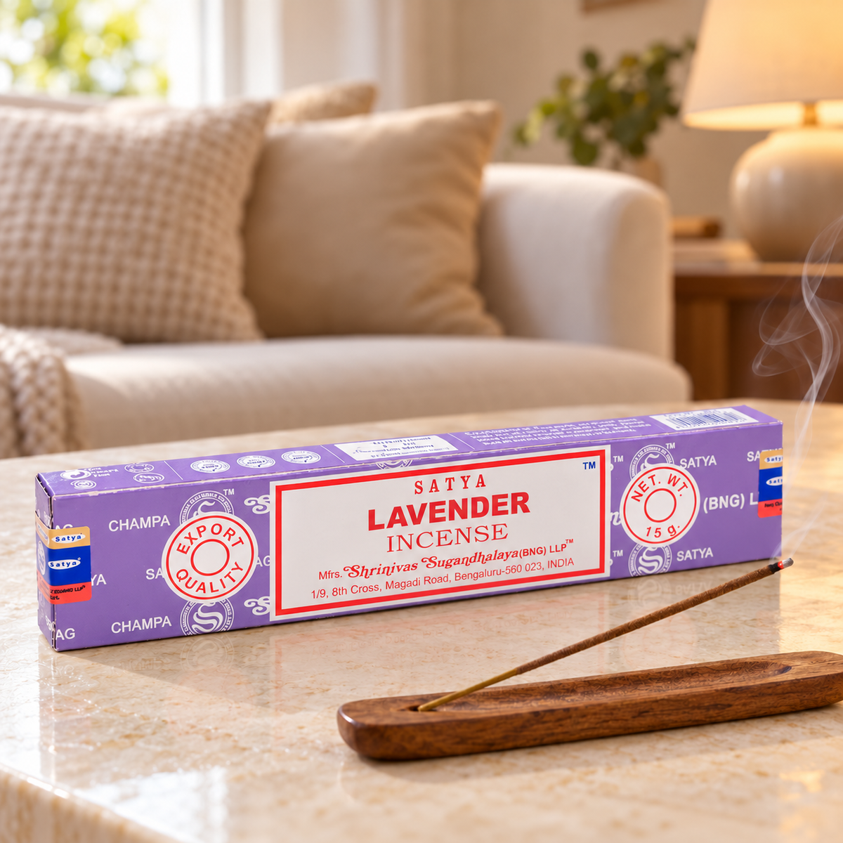 Räucherstäbchen Lavendel, Einzelpackung 15 g mit rauchendem Stäbchen im Halter, gemütliches Wohnzimmer