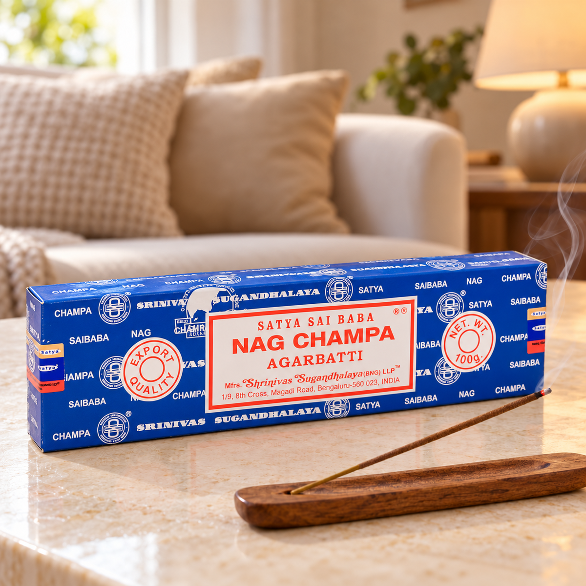 Räucherstäbchen Nag Champa, Einzelpackung 100 g mit rauchendem Stäbchen im Halter, gemütliches Wohnzimmer