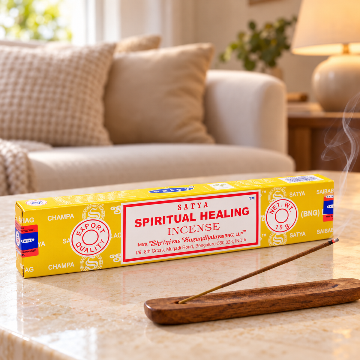 Räucherstäbchen Spiritual Healing, Einzelpackung 15 g mit rauchendem Stäbchen im Halter, gemütliches Wohnzimmer