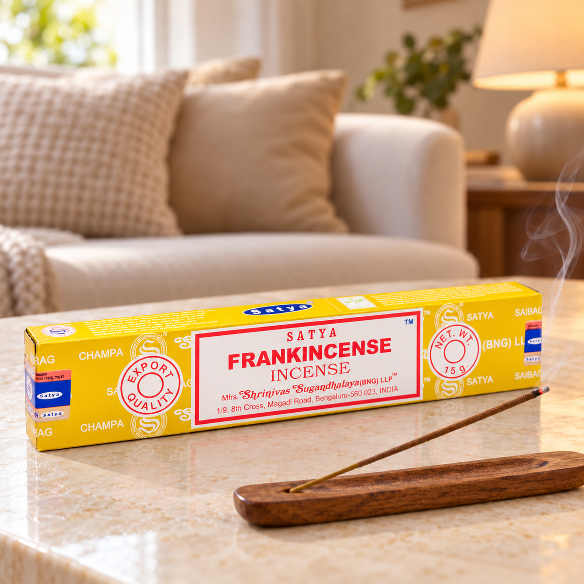 Räucherstäbchen Weihrauch, Einzelpackung 15 g mit rauchendem Stäbchen im Halter, gemütliches Wohnzimmer