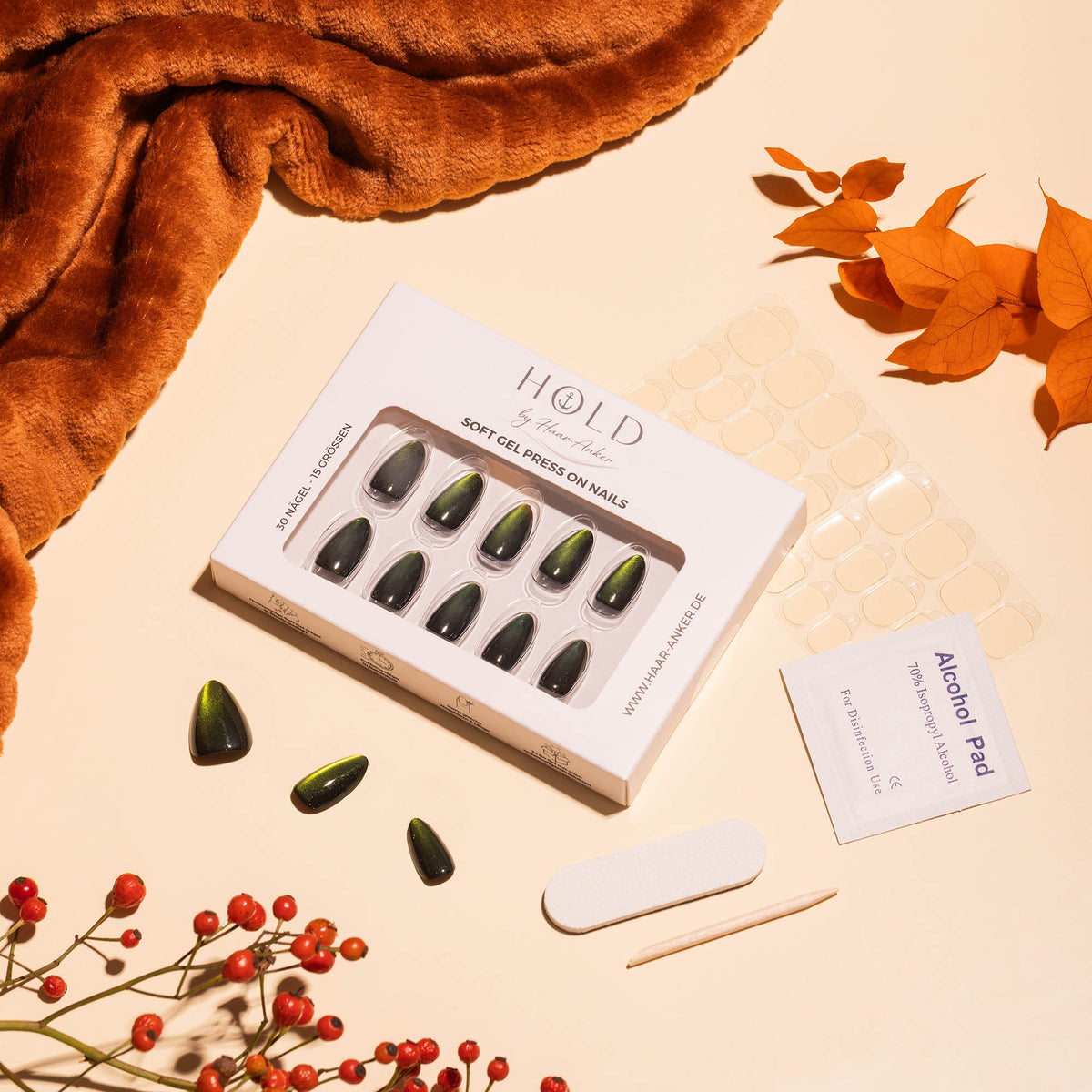 Soft Gel Press-On Nails „Matcha“ in Dunkelgrün mit Schimmereffekt, kurz und mandelförmig, in Verpackung mit Zubehör.