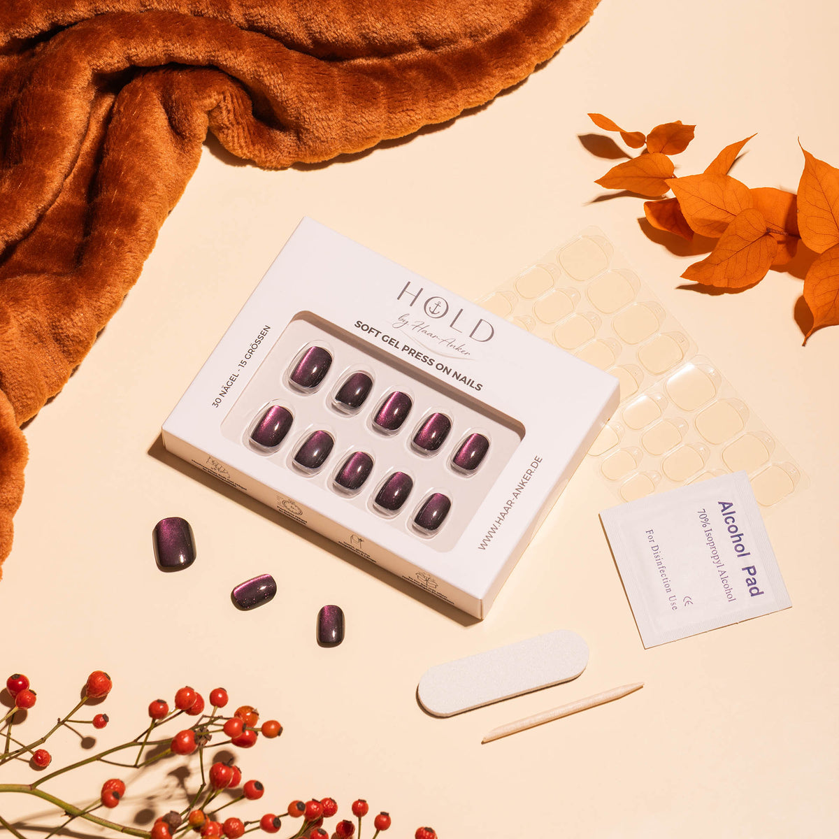 Soft Gel Press-On Nails „Plum Glow“ in dunklem Pflaumenton mit Schimmer, kurz und rund, in Verpackung mit Zubehör.