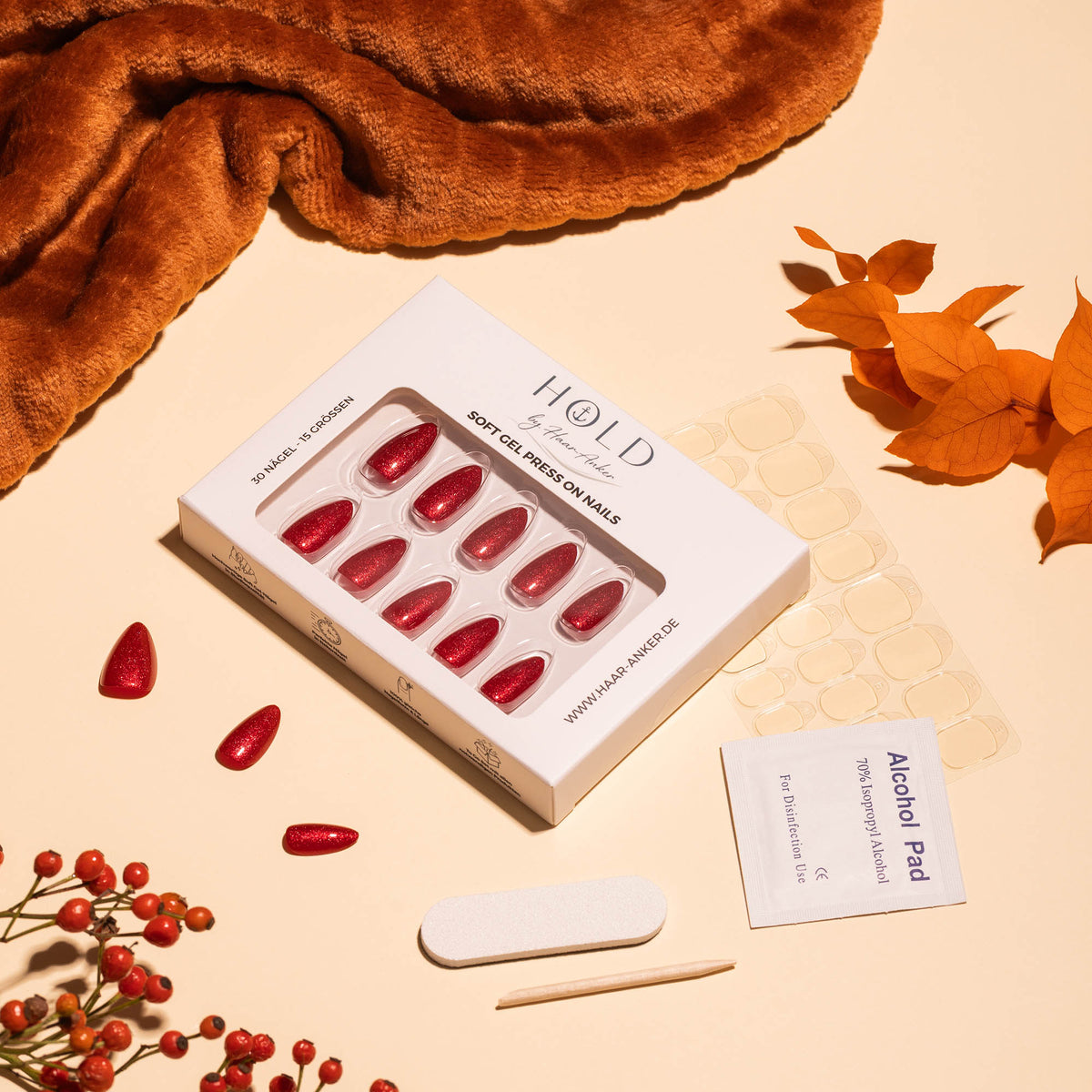Soft Gel Press-On Nails „Spiced Cherry“ in Kirschrot mit Schimmer, kurz und mandelförmig, in Verpackung mit Zubehör.