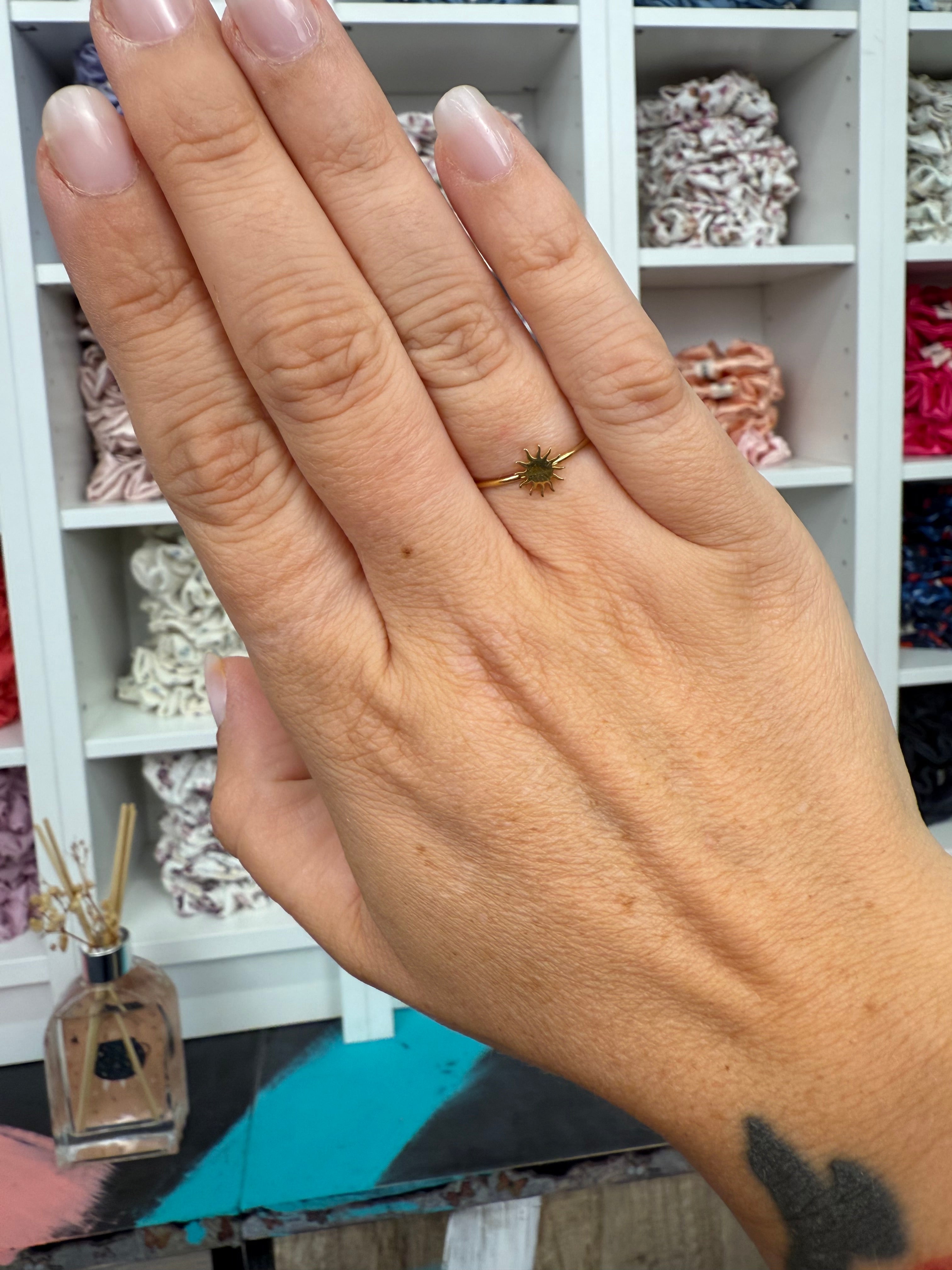 Ring mit Sonne Edelstahl vergoldet | Ring
