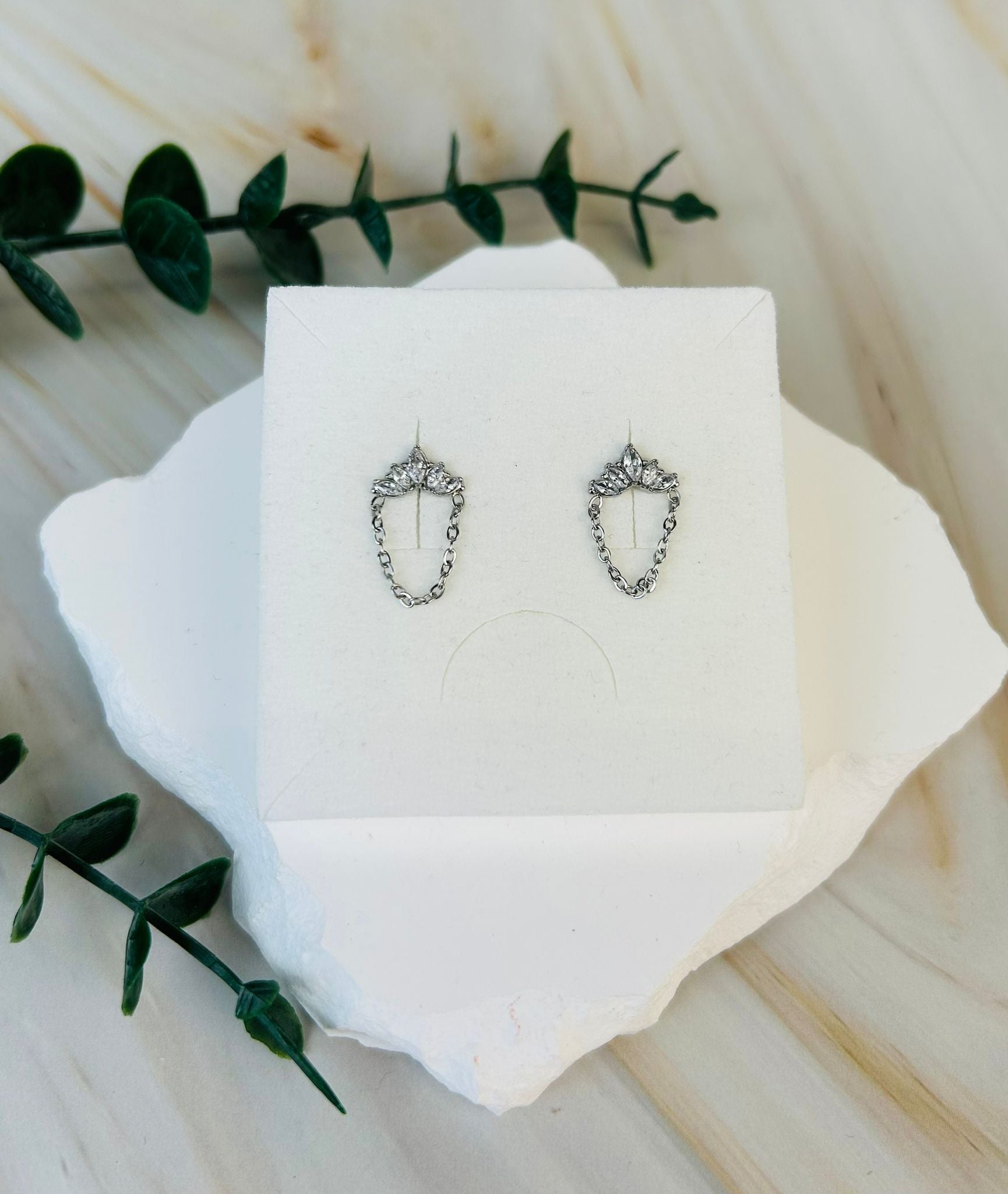 'Krone mit Kettchen' in Silber & Gold | Ohrringe