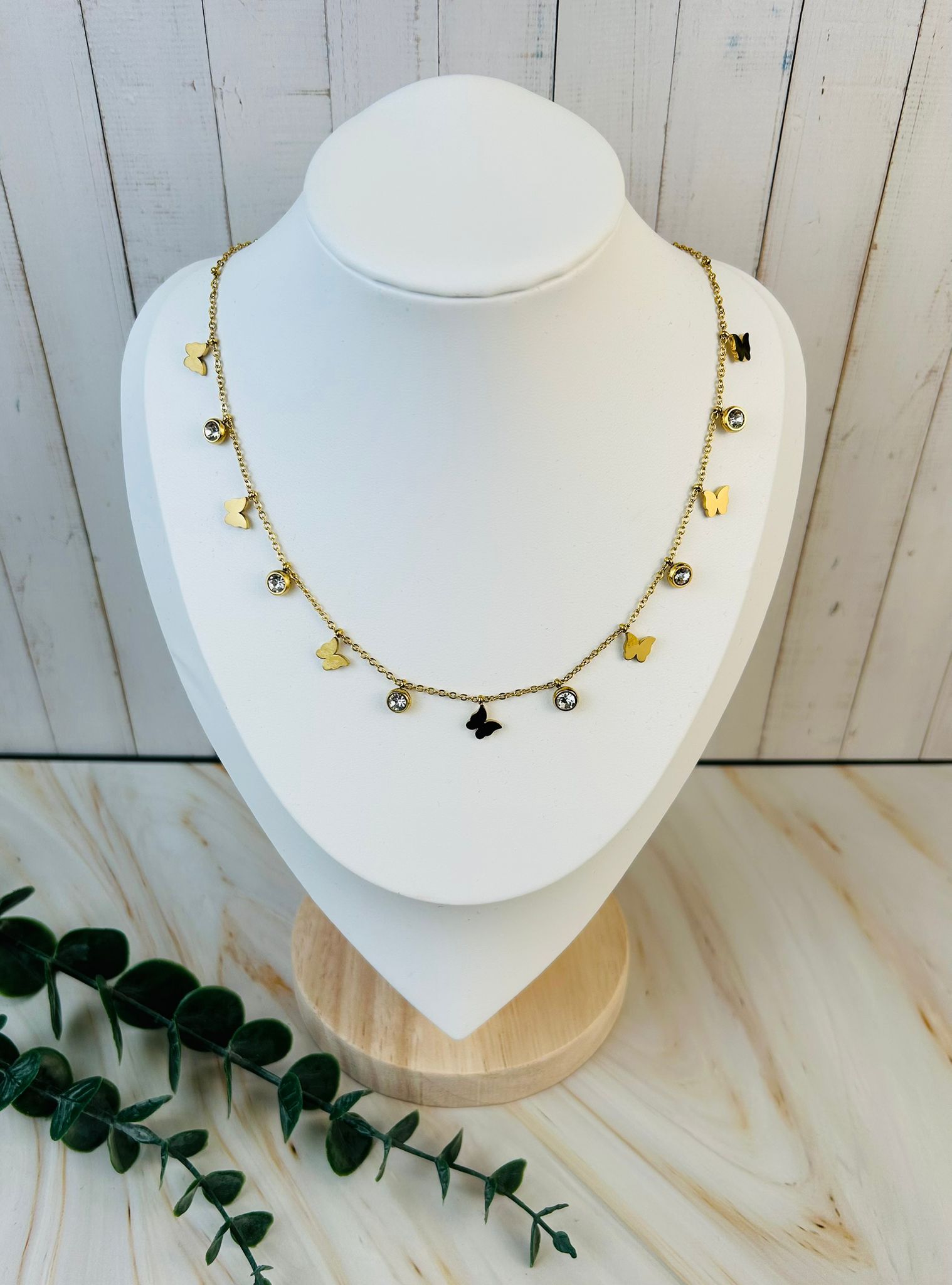 Schmetterling mit weißen Steinchen vergoldet | Halskette