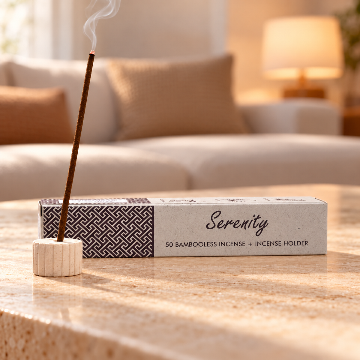 Kräuter-Räucherstäbchen Serenity (Gelassenheit) mit Keramikhalter und dezenter Rauchfahne im gemütlichen Wohnzimmer-Setting