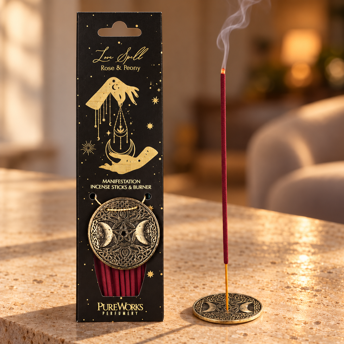Love Spell Räucherstäbchen mit Metallhalter und feiner Rauchfahne in warmem Wohnambiente