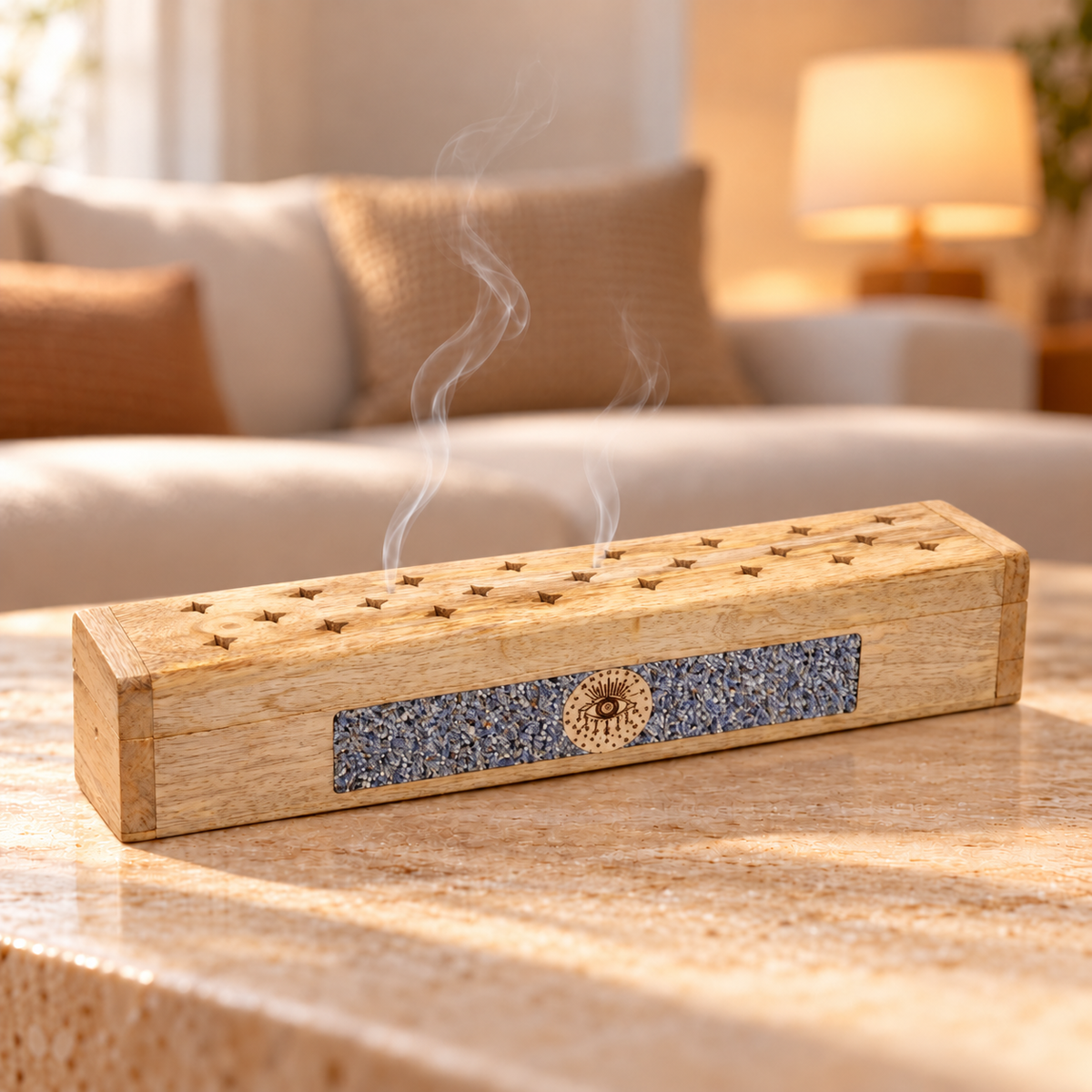 Räucherbox Allsehendes Auge mit Sodalith auf hellem Couchtisch mit feinem Rauch im gemütlichen Wohnzimmer