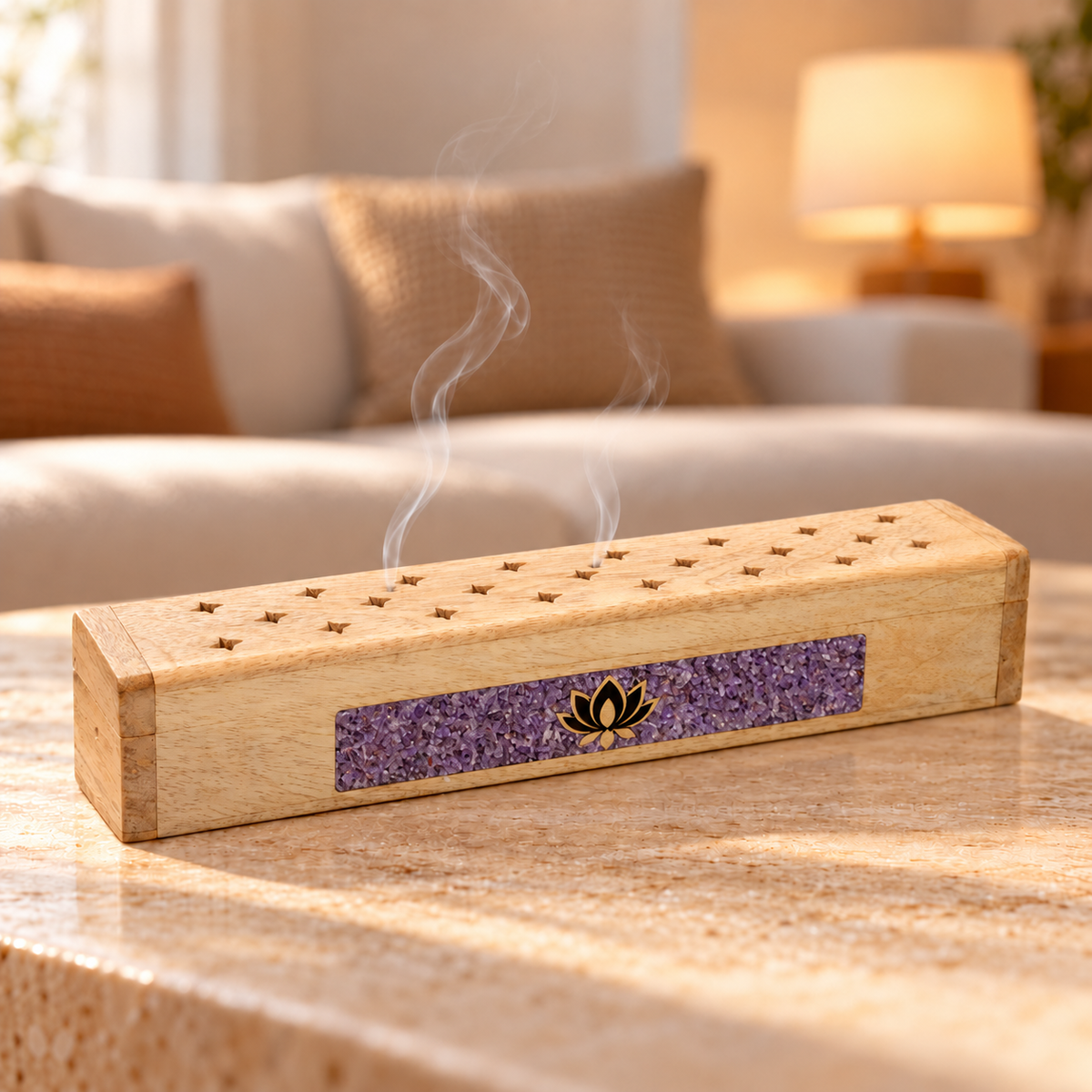 Lotus-Räucherbox mit Amethyst auf hellem Couchtisch mit feinem Rauch im gemütlichen Wohnzimmer