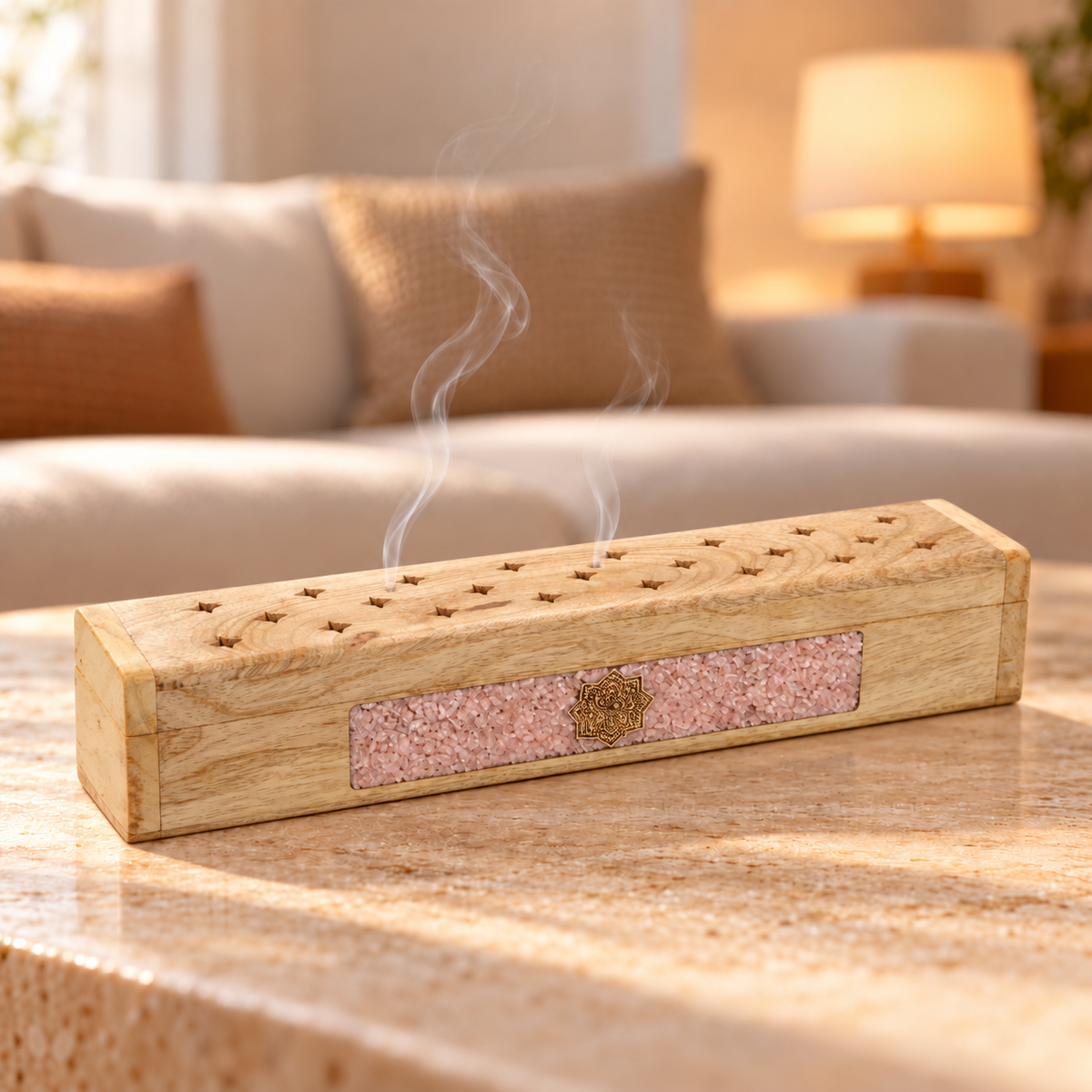 Mandala-Räucherbox mit Rosenquarz auf einem hellen Couchtisch mit feinem Rauch im gemütlichen Wohnzimmer