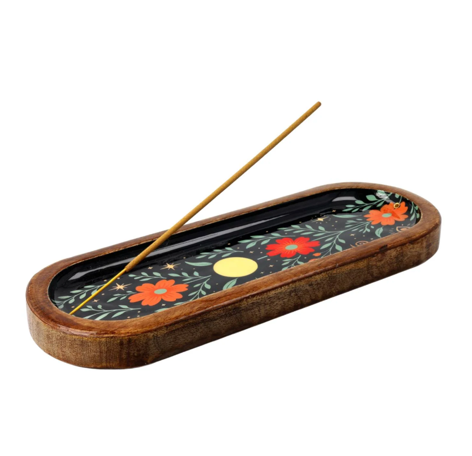 Räucherstäbchenhalter aus Mangoholz mit Blumenmotiv und eingesetztem Räucherstäbchen