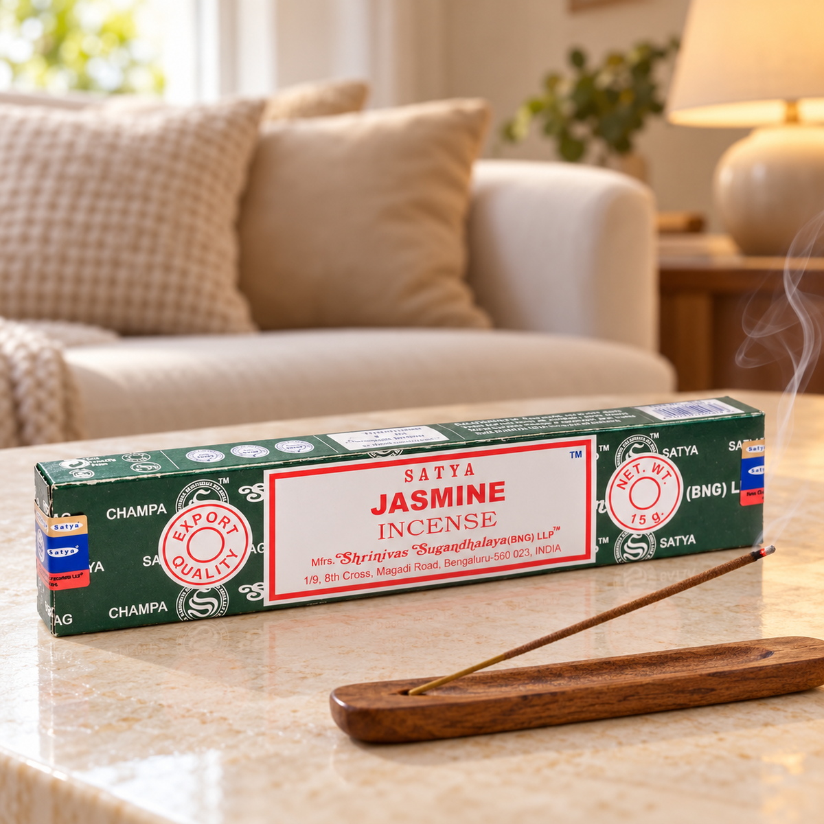 Räucherstäbchen Jasmin, Einzelpackung 15 g mit rauchendem Stäbchen im Halter, gemütliches Wohnzimmer