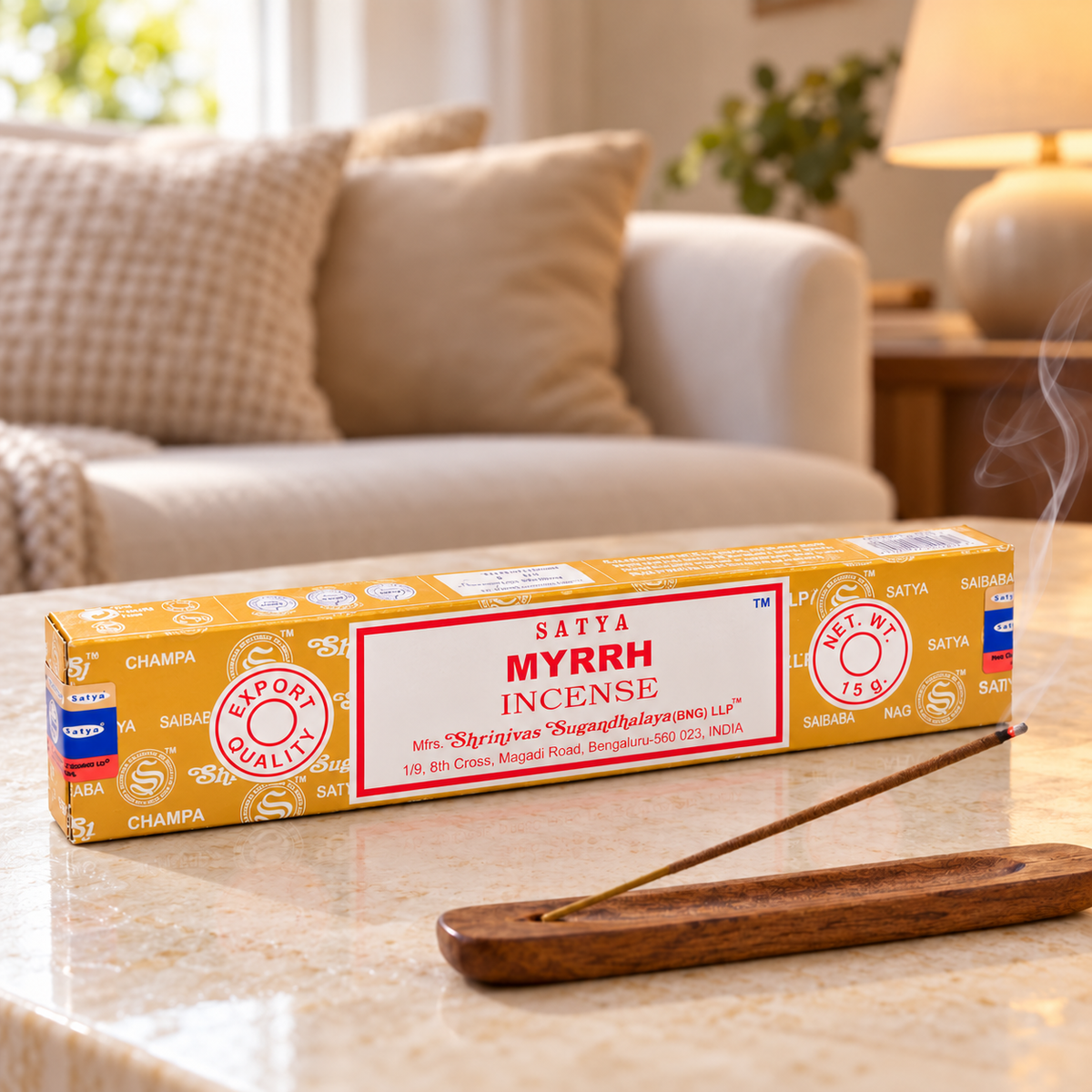 Räucherstäbchen Myrrhe, Einzelpackung 15 g mit rauchendem Stäbchen im Halter, gemütliches Wohnzimmer