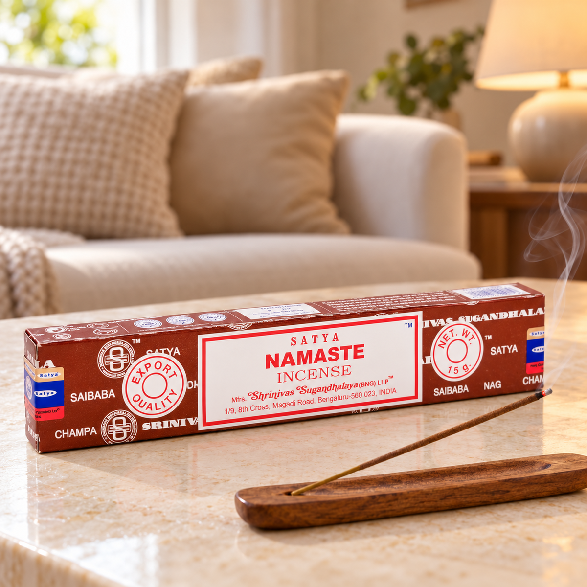Räucherstäbchen Namaste, Einzelpackung 15 g mit rauchendem Stäbchen im Halter, gemütliches Wohnzimmer