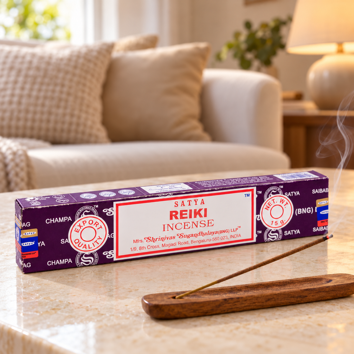 Räucherstäbchen Reiki, Einzelpackung 15 g mit rauchendem Stäbchen im Halter, gemütliches Wohnzimmer
