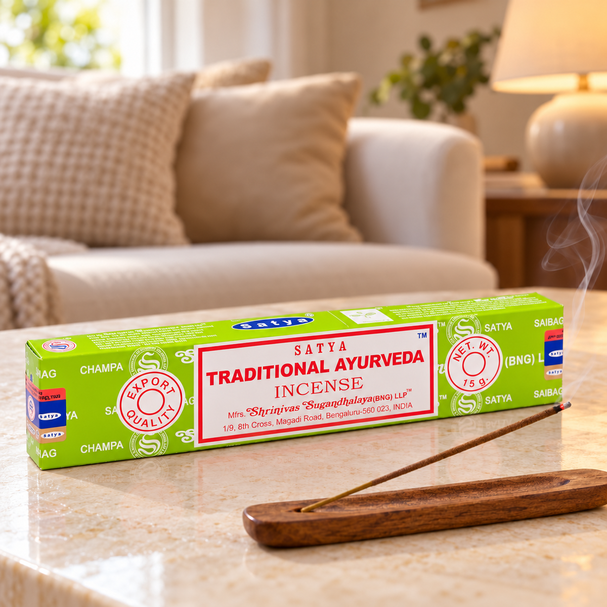 Räucherstäbchen Traditional Ayurveda, Einzelpackung 15 g mit rauchendem Stäbchen im Halter, gemütliches Wohnzimmer